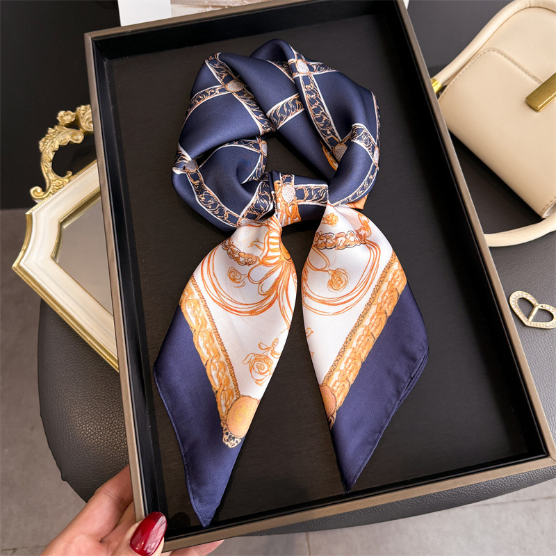 Ascot Neck Scarf - Blauwe klassieke kettingprint vierkante zijden sjaal