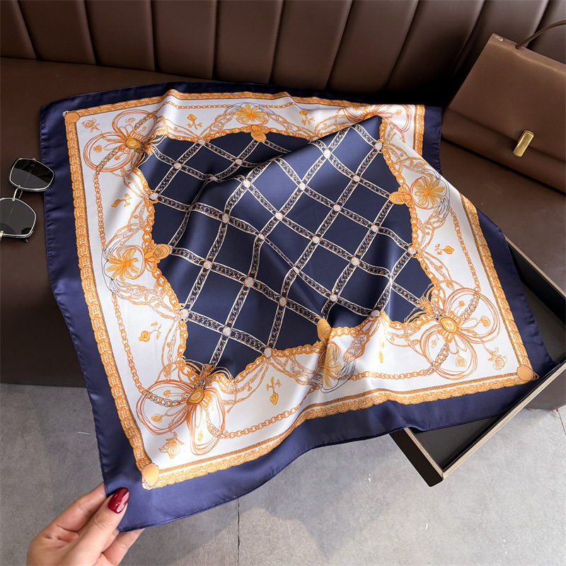 Blauwe klassieke kettingprint  - Ascot Neck Scarf recensie en prijs