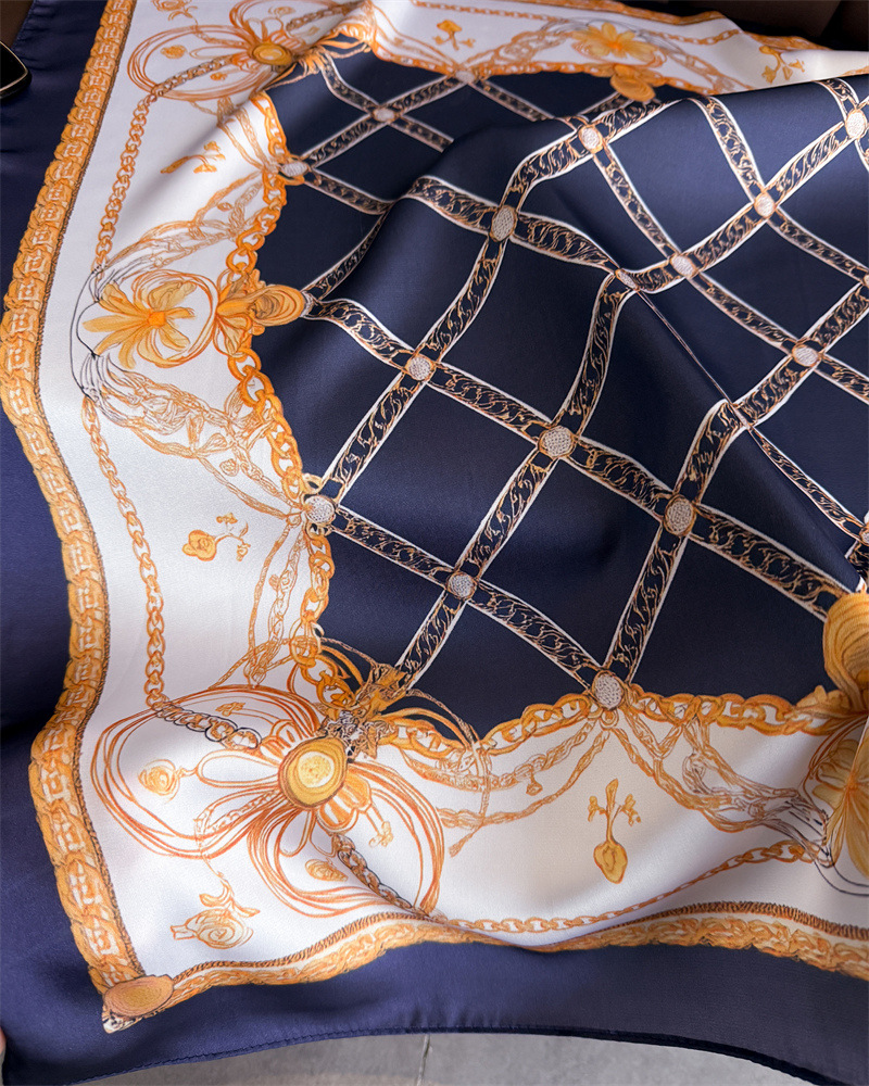 Blauwe klassieke kettingprint  - Ascot Neck Scarf recensie en prijs