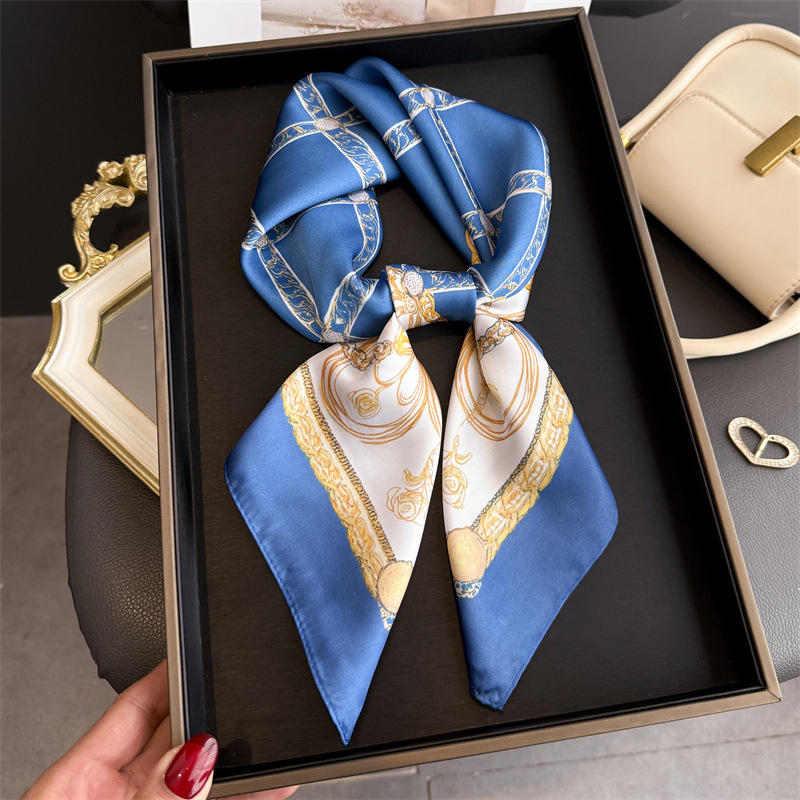 Blauwe klassieke kettingprint  - Ascot Neck Scarf recensie en prijs